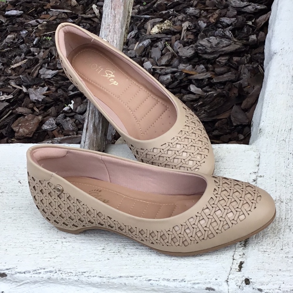 Round-toe flat in beige